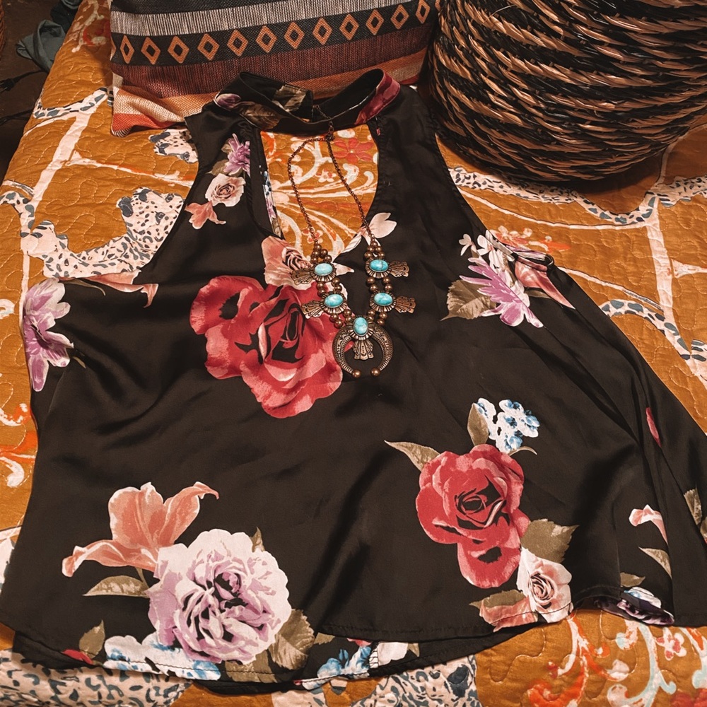 Black floral with plunging neckline 🌹